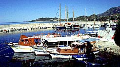 Tauchboote im Hafen: Die neue Likya (Vordergrund) und die K�rfez (Mitte)